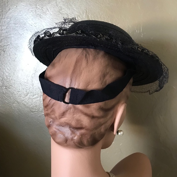 CHIC 1930s\' BLACK STRAW TILT FEDORA -CREME FABRIC TRIM, BAKELITE ORNAMENT & VEIL